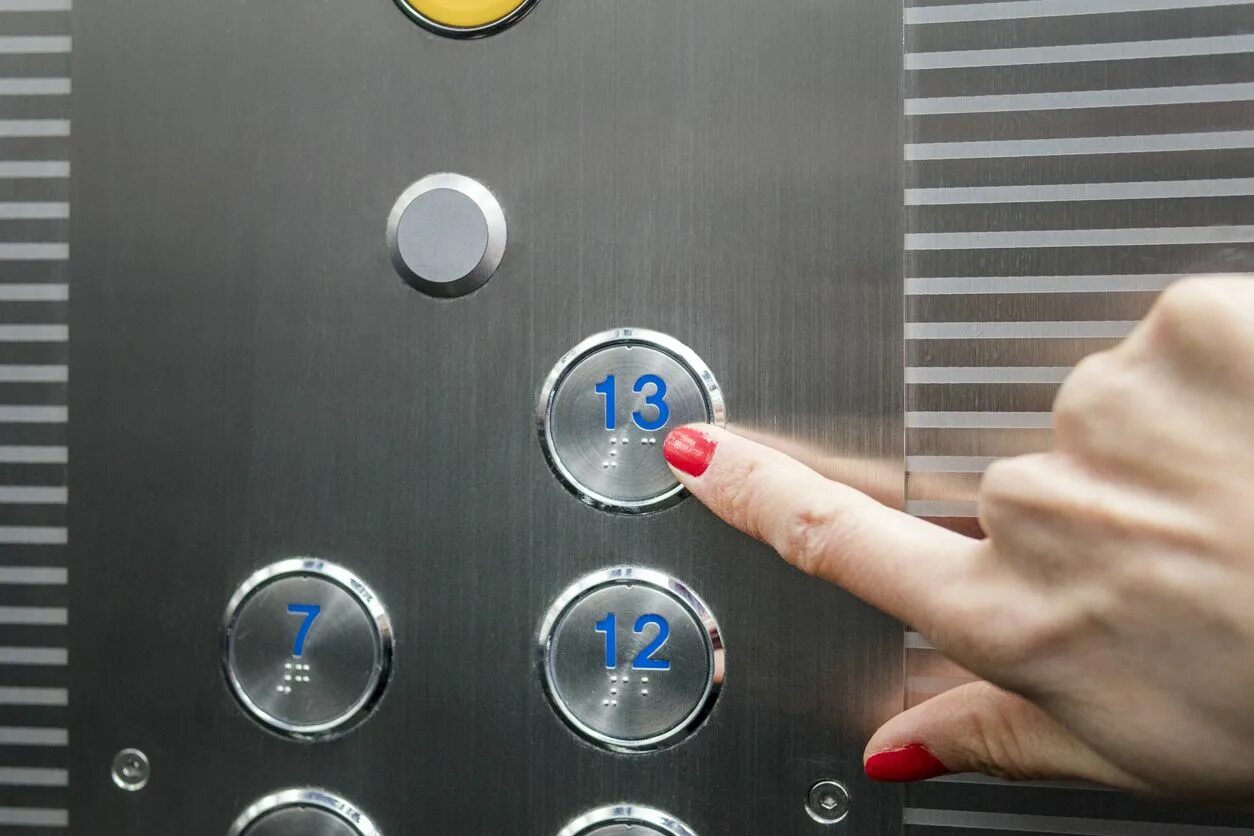 Key press button. Press the elevator button. рука нажимает кнопку лифта 5 этажей. какая кнопка в лифте нажимается чаще других. pressing lift buttons.