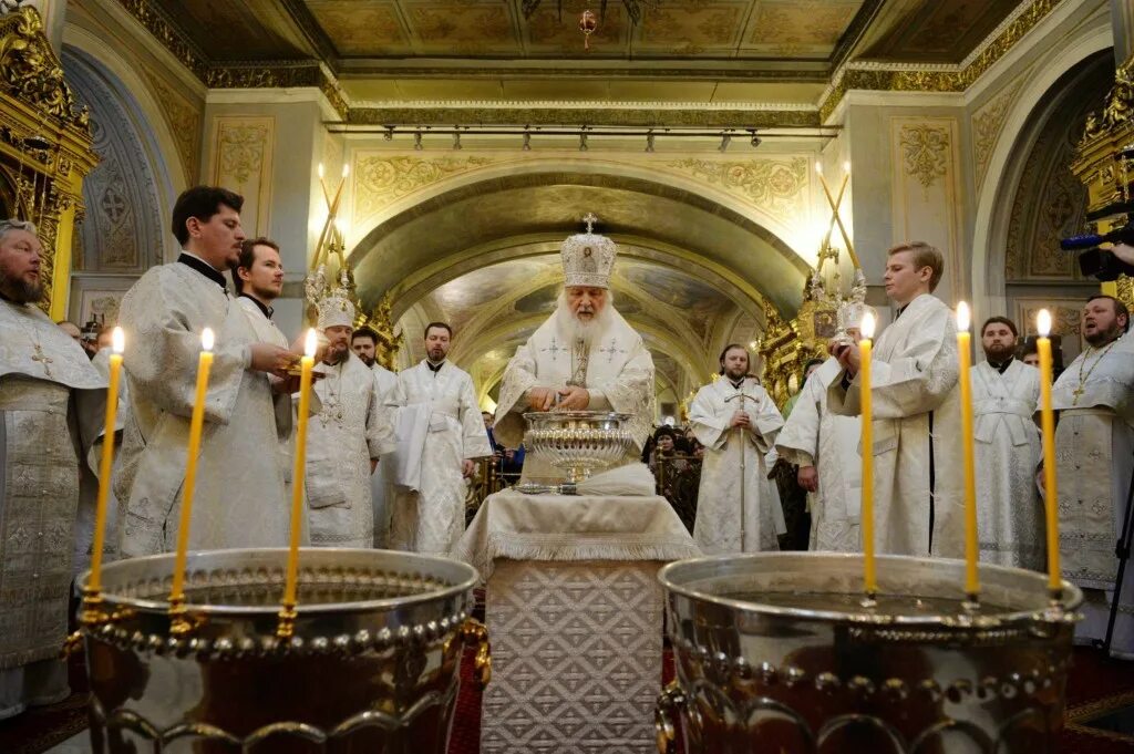 Крещение господне божественная литургия новости. Служба на крещение господне. Московский собор крестят. Патриарший архидиакон константин. Константин барган с патриархом.