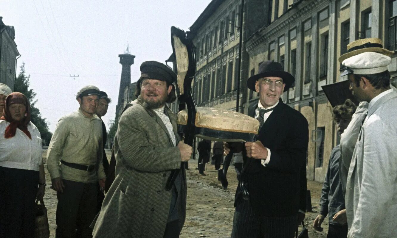 12 стульев почему два. 12 стульев 1971. 12 стульев гайдай 1971. михаил пуговкин 12 стульев. 12 стульев фильм гайдая.
