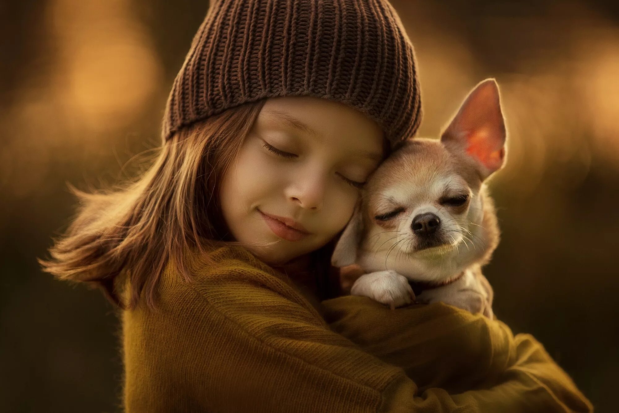 Девочка с собакой. Маленькие дети и животные. Дети и животные доброта. Ребенок обнимает собаку.