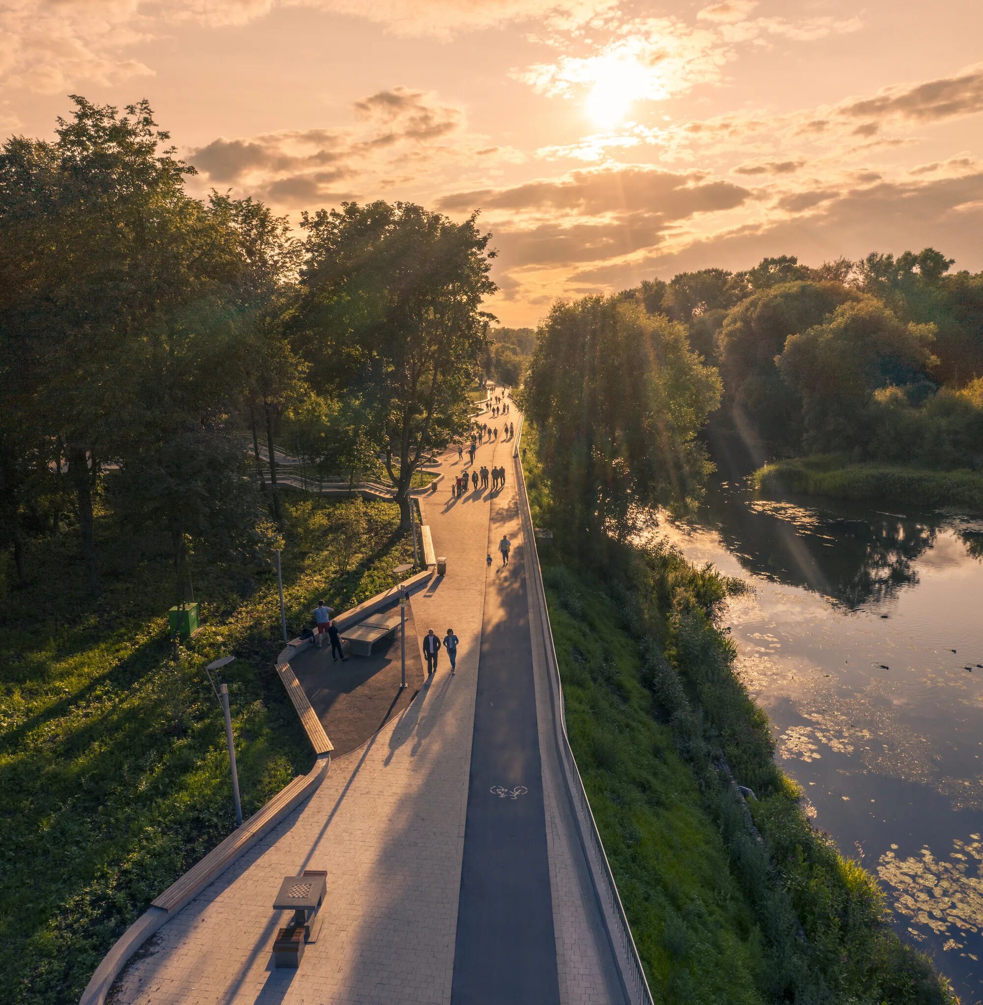 Река льнушка голышманово. Река в поле. Дерево у реки. Вид на дунай фрушка. Река тянется вдоль.