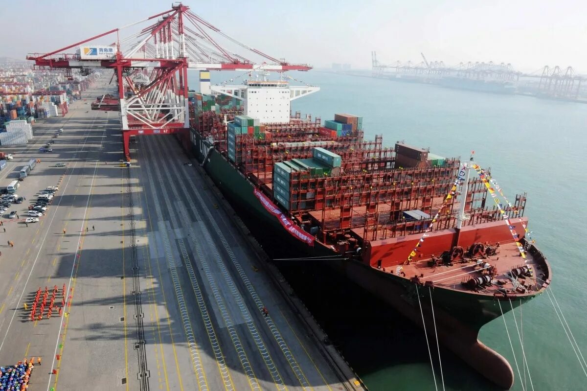Какой порт самый крупный. Порт Шанхай. Порт Циндао Китай. Морской контейнеровоз самый большой в мире в порту. Порт Шанхай Shanghai Китай.
