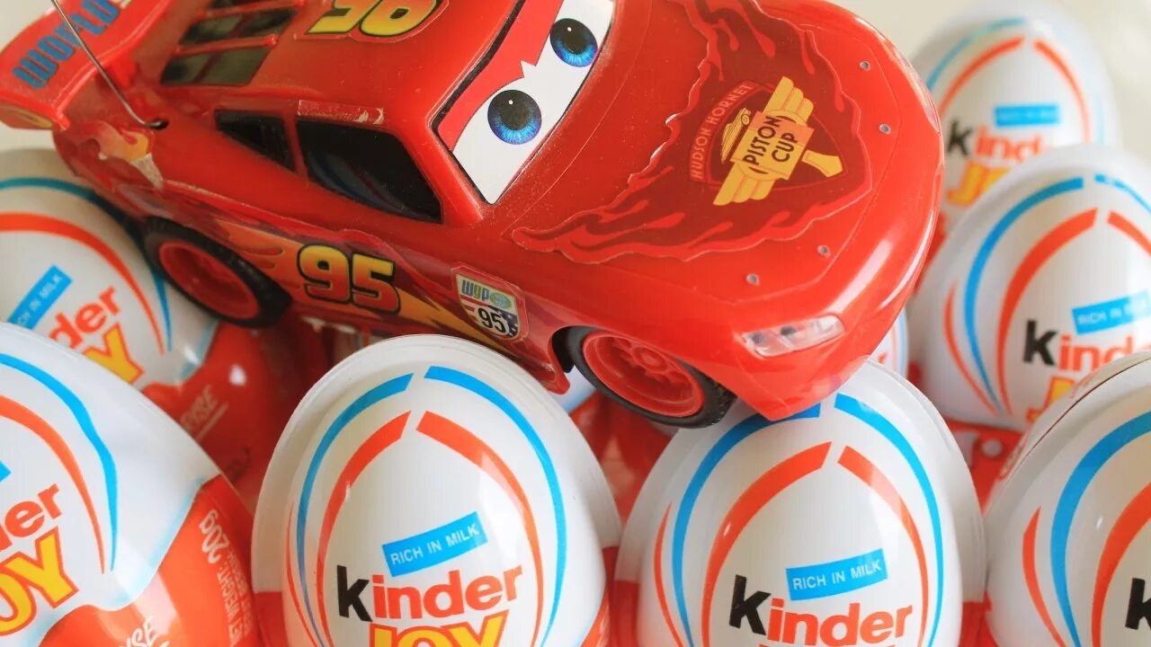 Kinder car. Киндер сюрприз Маккуин. Киндер Джой Тачки 2. Киндер Джой Тачки 2 молния Маккуин. Киндер сюрприз Тачки 3 молния Маквин.