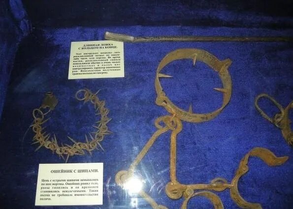 Пыточные инструменты инквизиции. Выставка орудий пыток в петропавловской крепости. Средневековые пытки дыба. Орудия пыток средневековья груша. Пыточная перекладина 4 буквы.