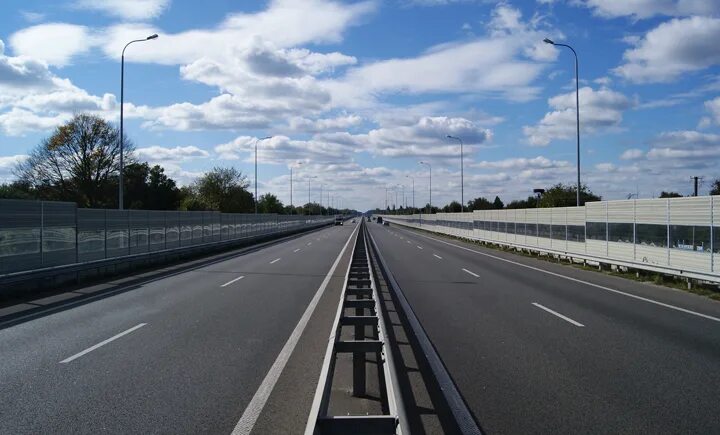 заграждение на дороге. тросовое ограждение. ограждение разделительной полосы. 9. разделительные ограждения на дороге.