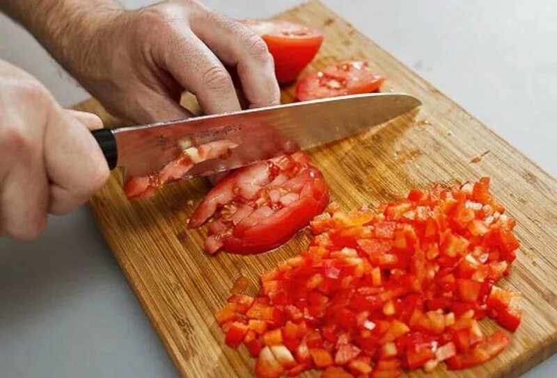 Правильная техника нарезки. Режем помидоры. Помидор порезанный дольками. Красивая нарезка манго. Как лучше порезать.