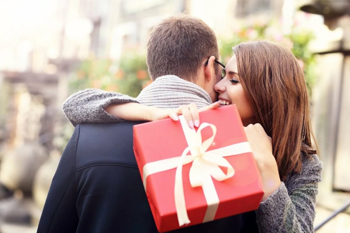 Подарить подаренное мужем имущество. Женщина дарит подарок. Парень дарит подарок. Подарки любимым. Подарок девушке.