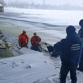 Замерзли люди на снегоходах