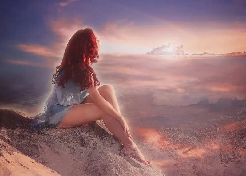 Сидела душила. Девушка-море. Рыжая девушка на море. Рыжеволосая девушка на берегу. Девушка сидит на скале.