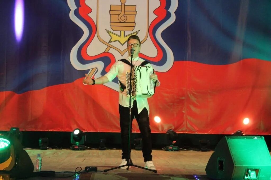 Вокалист русский. Саур-могила 2022 вечный огонь. Лепс донецк 2020. Лепс в донецке 8 сентября. Шаман на донбассе концерт.