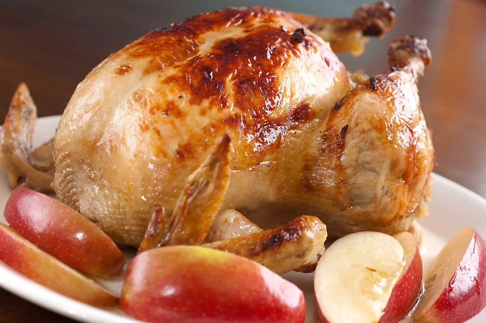 Курочка копченая рецепт. Каплун птица. Курица фаршированная яблоками. Курица с яблоками в духовке. Курица запеченная с яблоками.