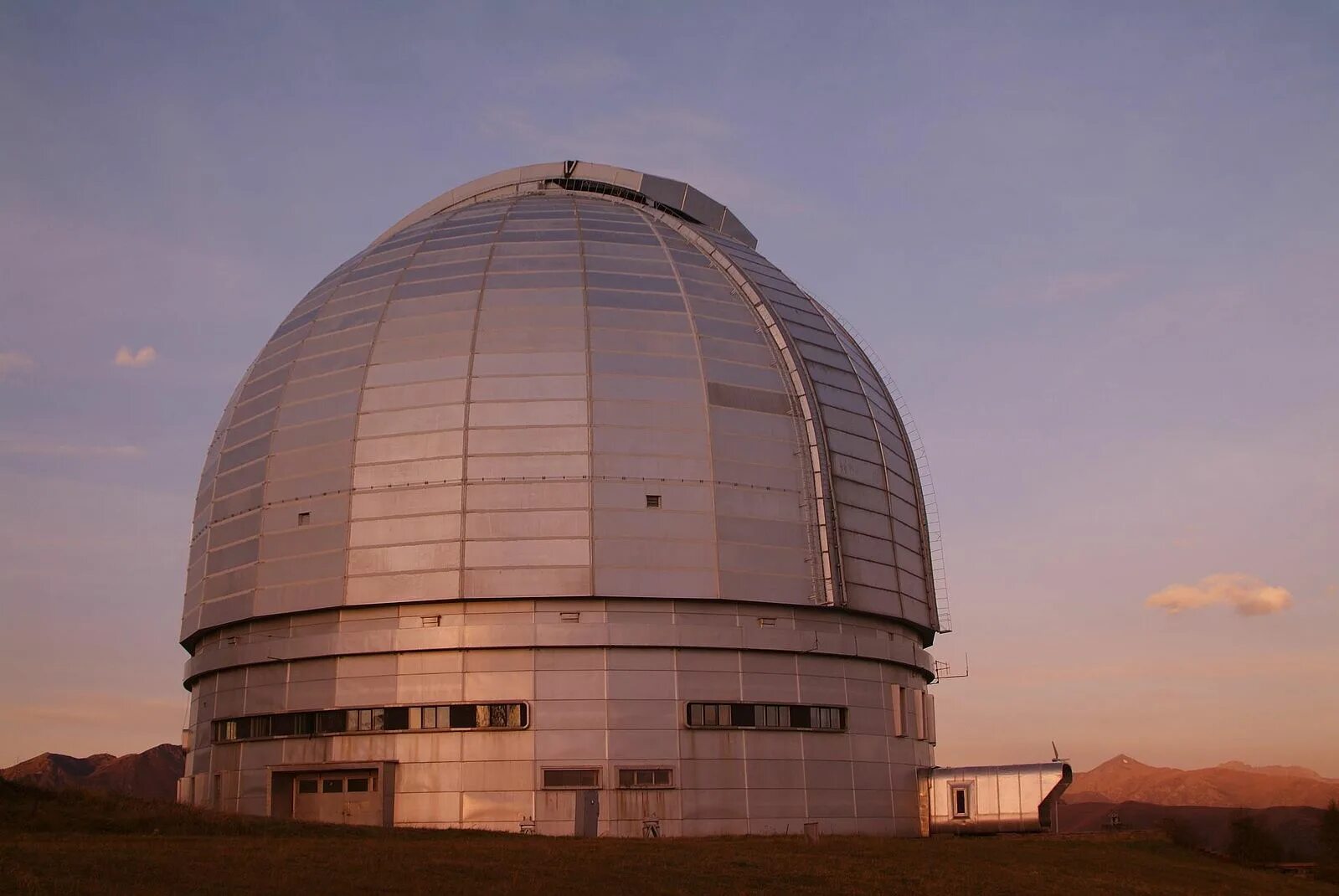 Самый большой телескоп в мире находится. Большой телескоп азимутальный БТА. БТА САО РАН телескоп. Телескоп БТА Архыз. Астрофизическая обсерватория БТА.