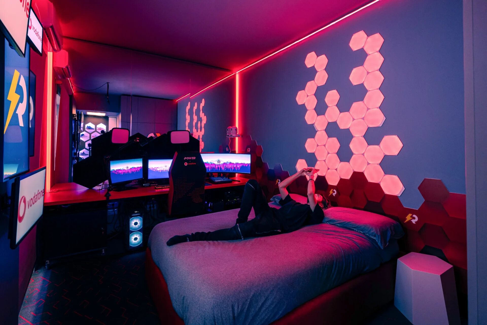 Игра комната 9. Комната геймера с подсветкой. Геймерская комната с кроватью. Геймерская комната с подсветкой с кроватью. Декор для комнаты геймера.