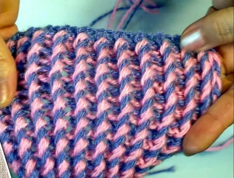 Связать спицами двухцветный. Вязаные двухцветные узоры. Тканый узор спицами. Двух сцетный узор спицами. Двухцветное вязание спицами.