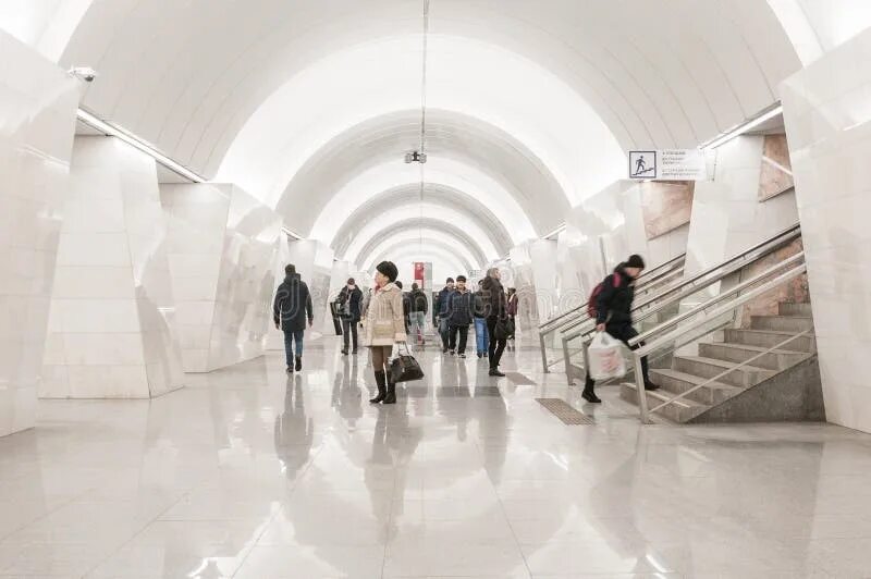 Петровско разумовская 4. Белый метро. метро с белыми стенами. леонардо петровско разумовская. зал метро белого цвета.