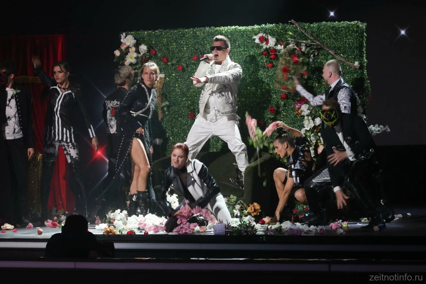 Шоу мозгоон. Queen шоу маст гоу. Queen show must go on ноты для фортепиано. Фредди меркьюри show must go on. Queen show must go on фото.