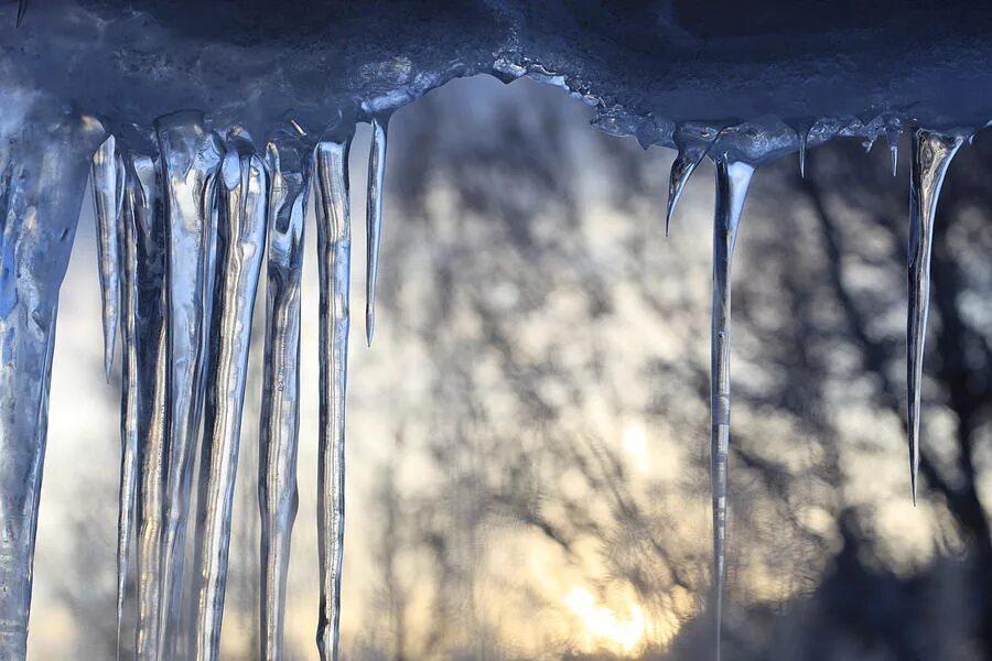 сосульки на крыше. маленькая сосулька. домик с сосульками. красивые сосульки. сосульки это явление природы.