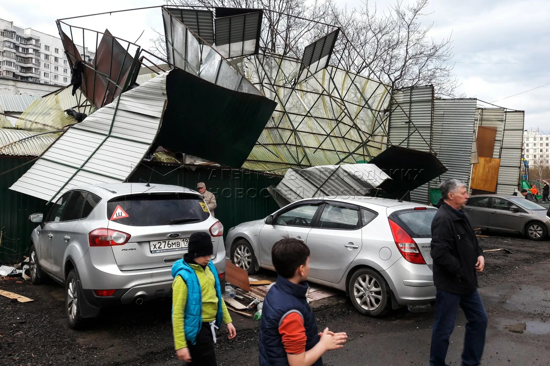 В москве ожидается ураган. Последствия урагана в Москве. Ураганный ветер в Москве. Припаркованная машина. Ураган 2017 года в Москве.