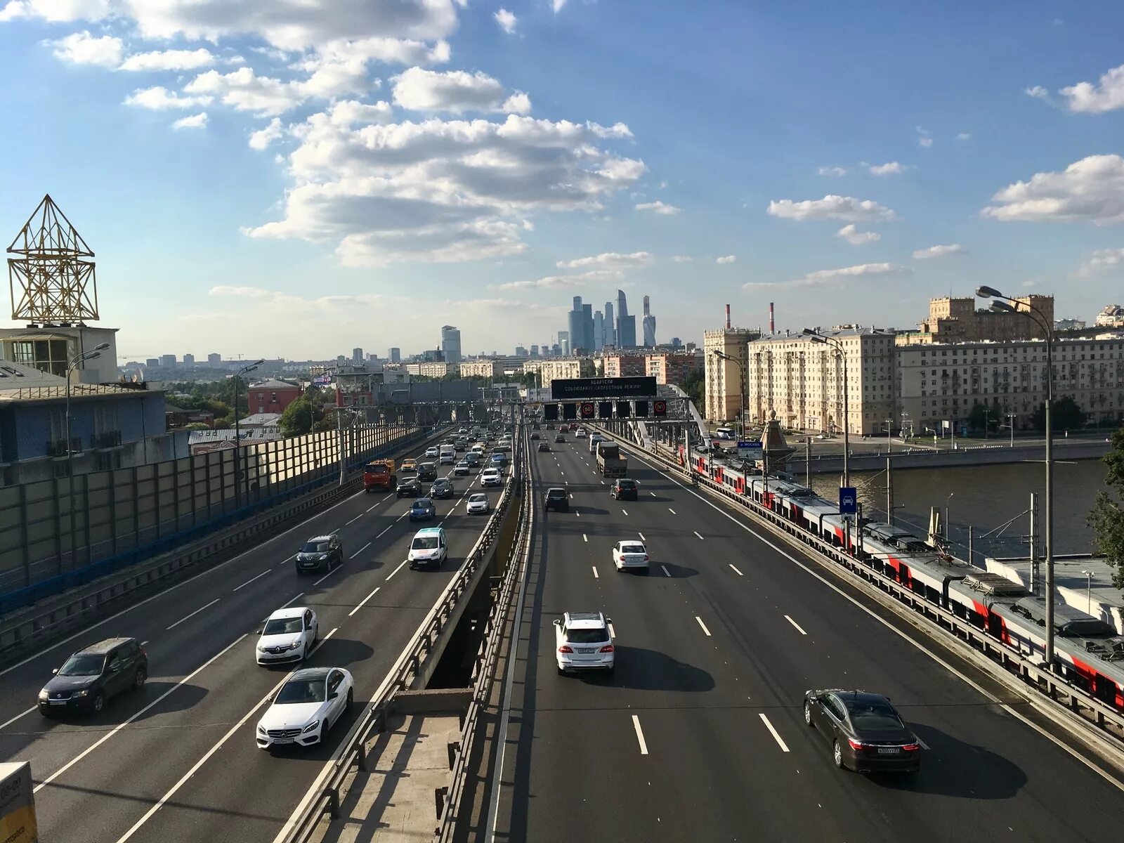 Город москва улица дорожная. Кутузовский проспект спб. кутузовский проспект дорога. московский проспект москва. дороги москвы.