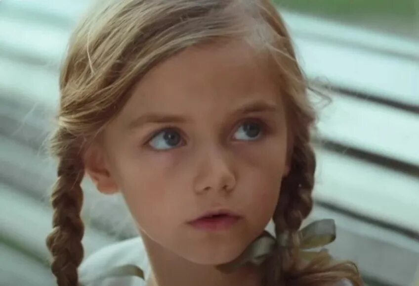 Девочка из детдома как называется. Девочка в детском доме. Я не вернусь фильм 2018. Дитя тьмы 2009 эстер. Ребенок у окна.