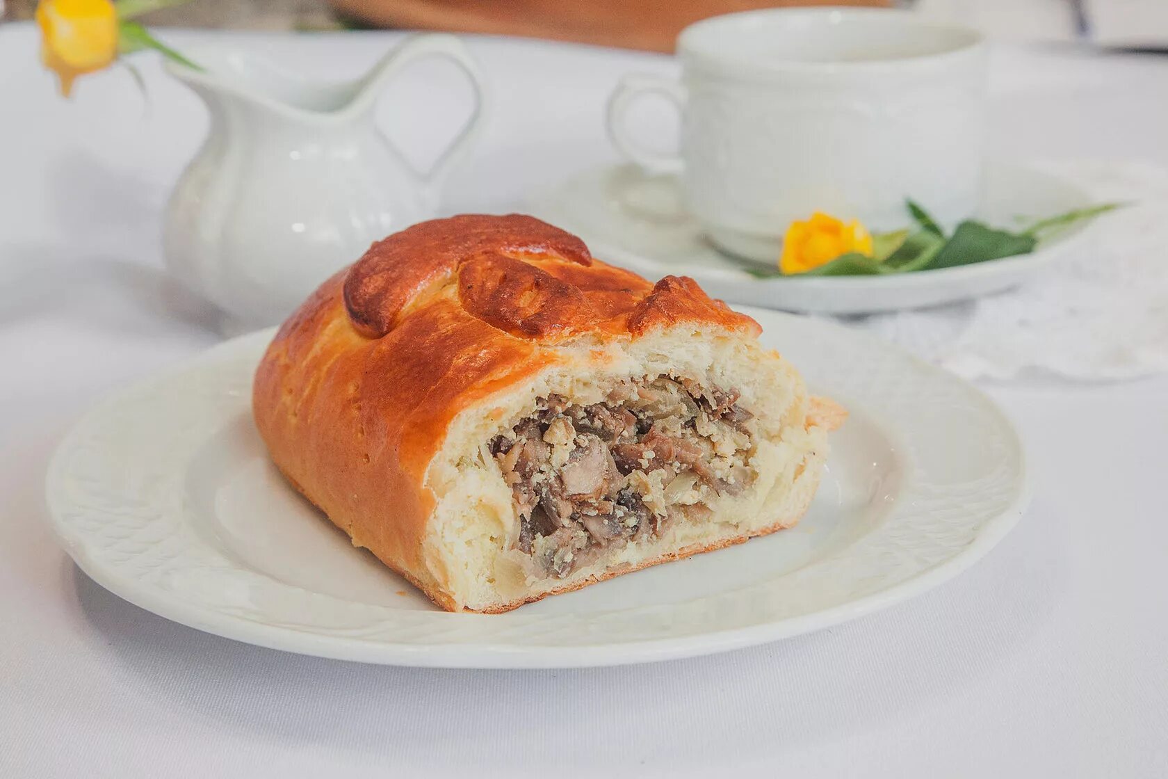 Пирог с капустой штолле. Кулебяка закусочная. кулебяка штолле. кулебяка с мясом штолле. курник штолле.