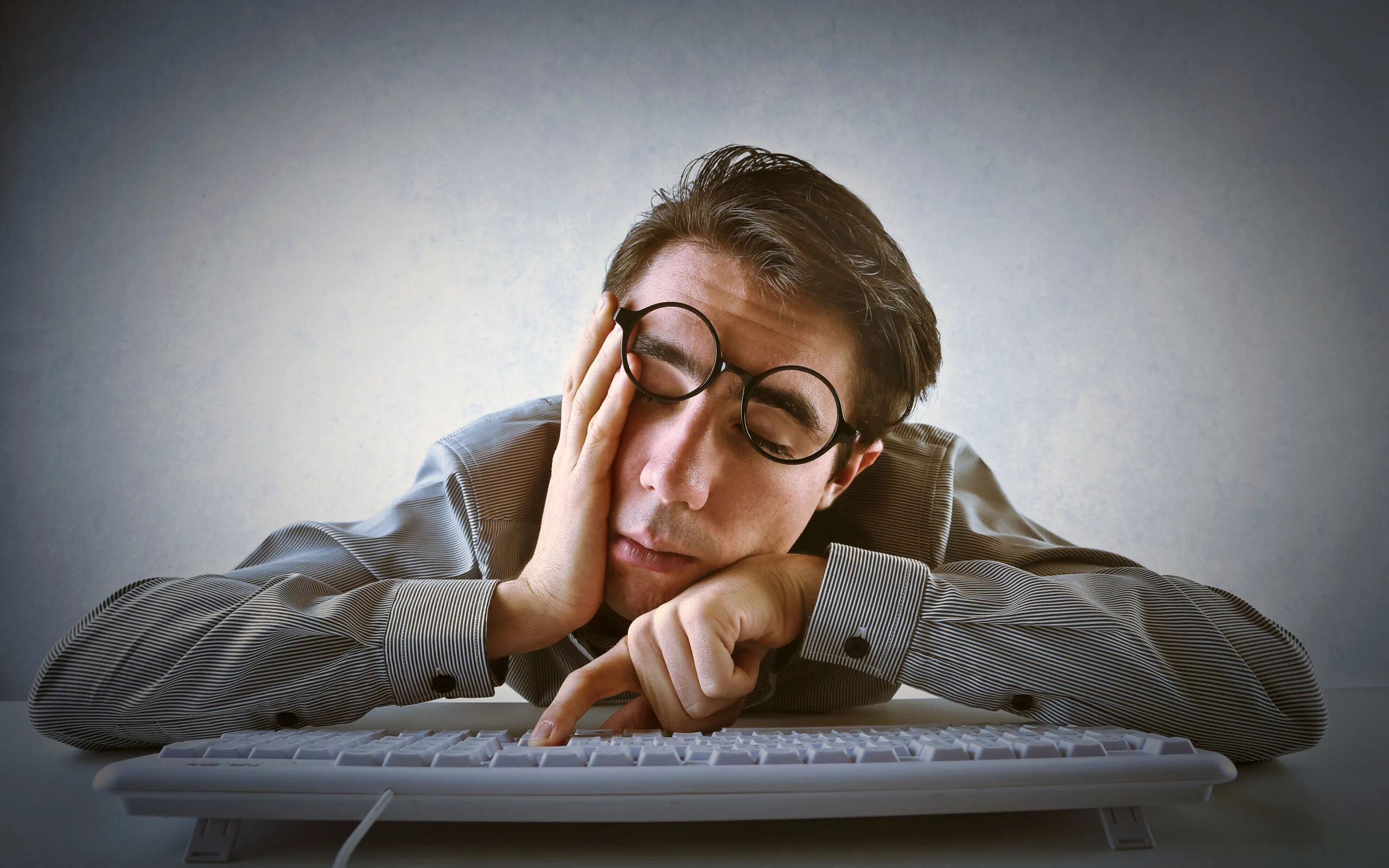 Уставший человек. Сонливость. Вредные привычки недосыпание. Стресс картинки. Продукты вызывающие депрессию.