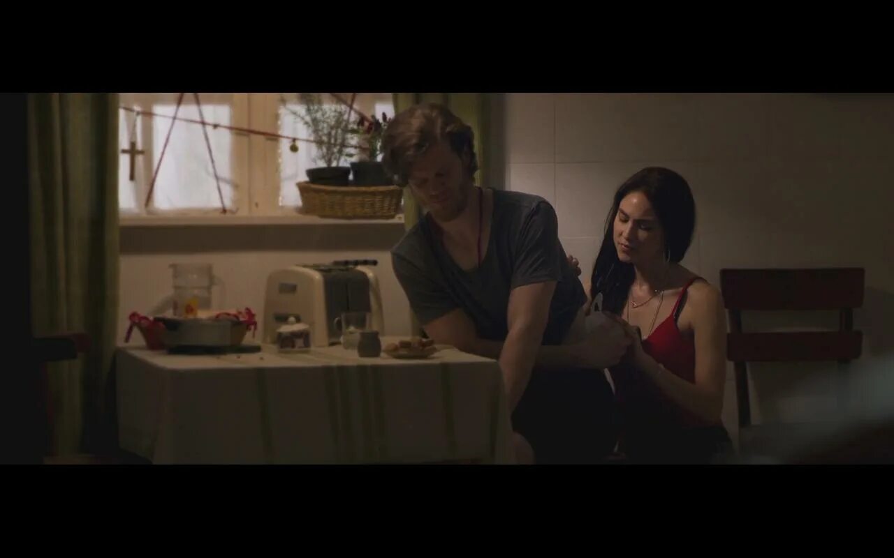 Захлопнула злодейка западня. Дьявольская западня фильм 1961. Кэтрин зета джонс 1999. Западня 21г. Качества предмета примеры.