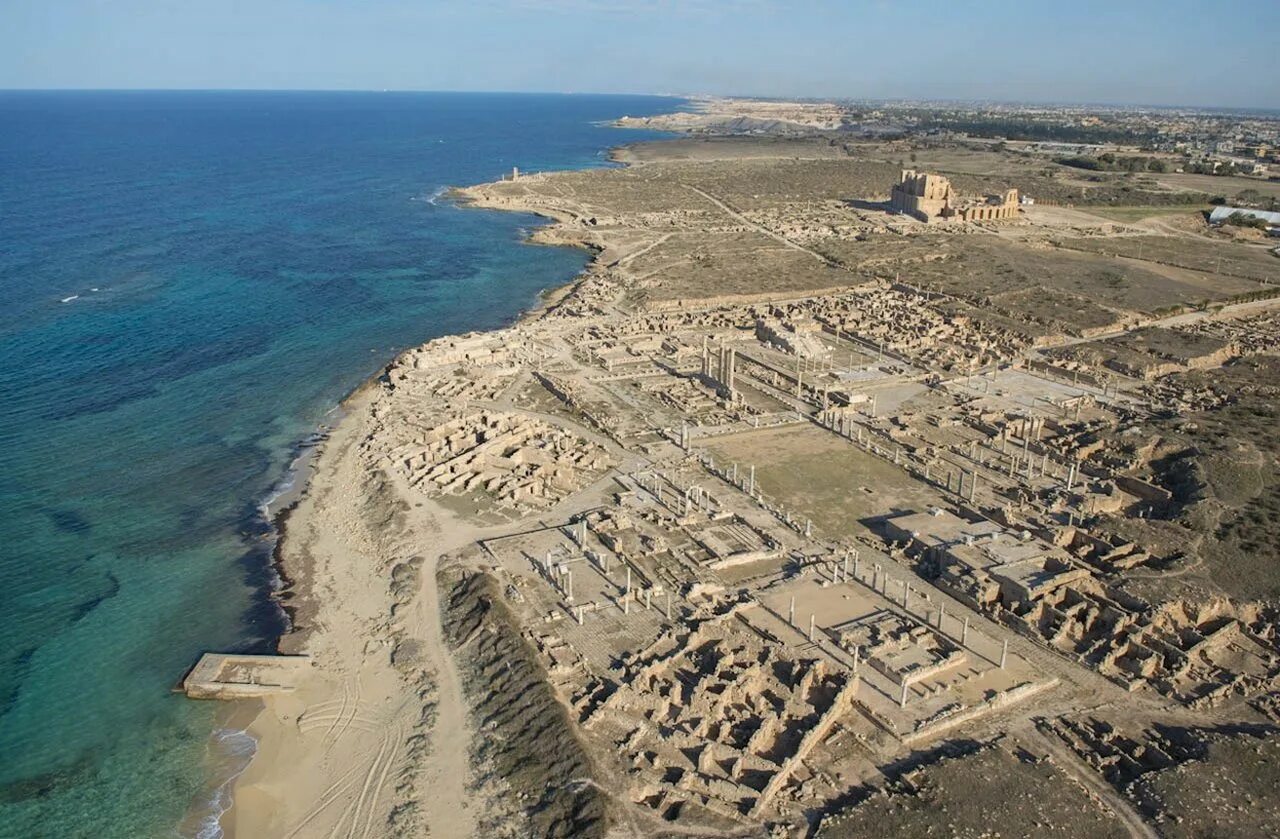 Древние береговые линии. Ливия руины Сабрата. Театр в Сабрата Ливия. Древний город Лептис-Магна. Сабрата древний город.
