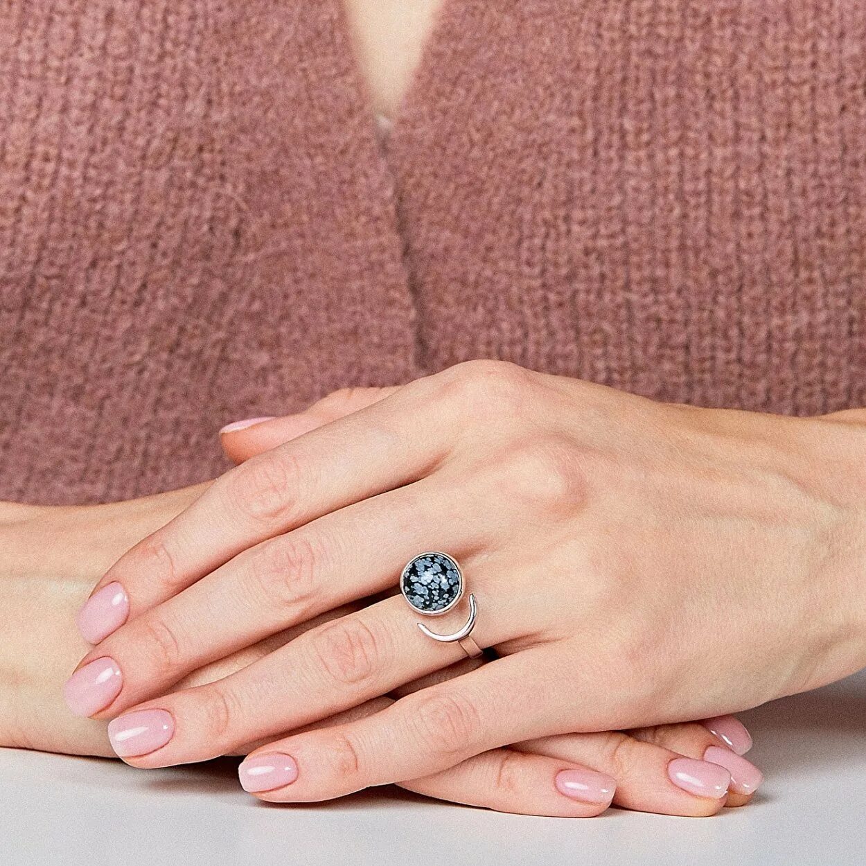 Кольцо с круглым камнем. Кольцо круглое. Необычные кольца. Кольца женские минимализм. Кольцо с кругом.