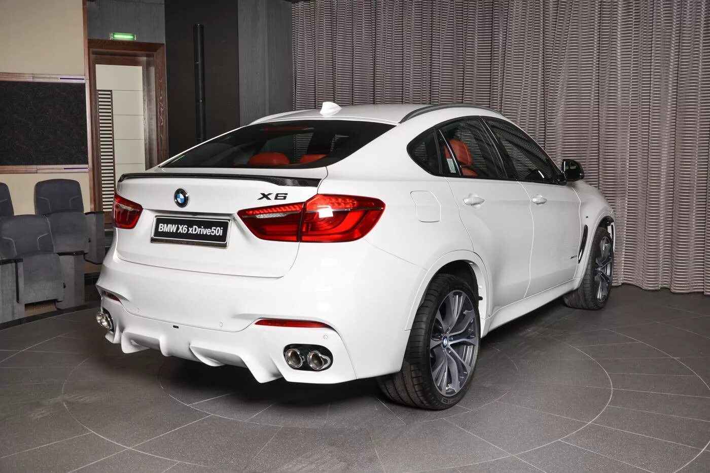 H performance. Белый БМВ х6 ф16. Обвес Performance BMW x6 f16. BMW x6 f16 белый. BMW x6m 50i 2015.