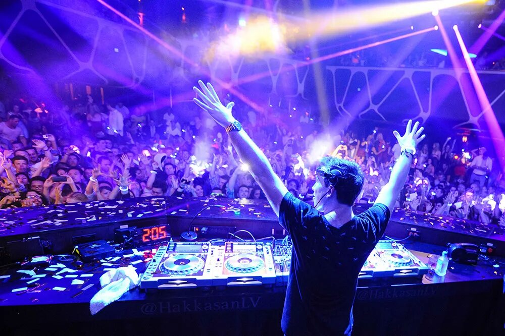 Hardwell 2021. Диджей на концерте. Hardwell live. Диджей выступающий. Диджей выступающий.
