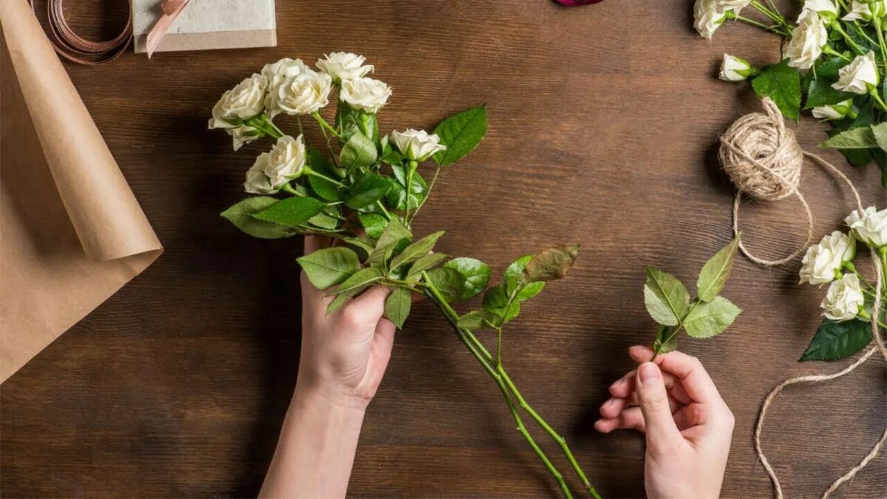 Как сохранить цветы свежими. Цветы для долгого стояния. срезанные стебли розы эстетика. букет цветов с запиской. держит розу.