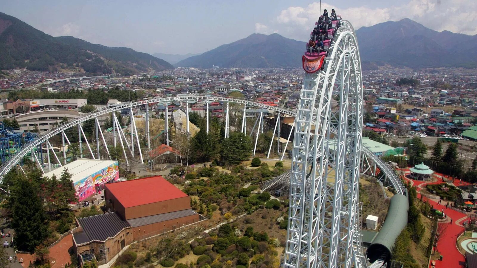 Развлечения в японии. Парк Fuji q Highland. Dodonpa (Фудзиёсида, Япония). Фуджи американские горки Япония. Fuji-q Highland, Япония..