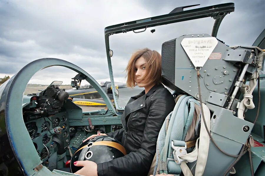 девушки авиационный. девушки авиационный. девушка за штурвалрм самолет. пилотесса s7. девушка пилот.