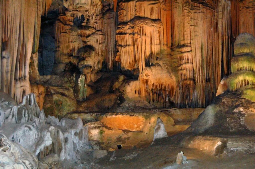 Пещера зал. Пещера зал. Новоафонская пещера абхазия. Зал анакопия в новоафонской пещере. Новоафонская пещера абхазия.