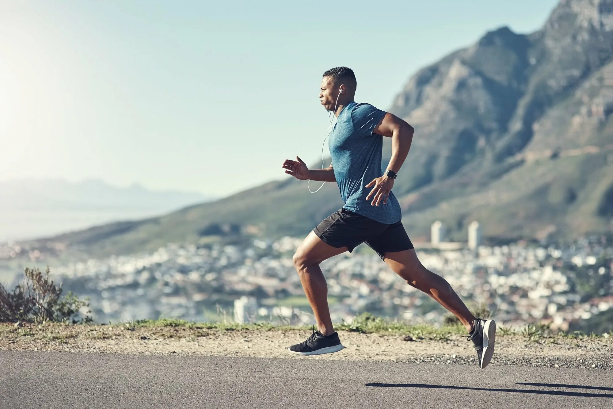 He runs well. Бегущий человек. Спортсмен бежит. Мужчина бежит.