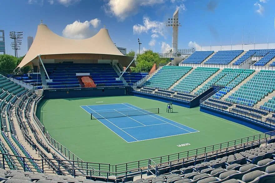 Теннисный стадион. Dubai Tennis Stadium. Корт теннис стадион. Сенаян Крытый теннисный стадион Джакарта.