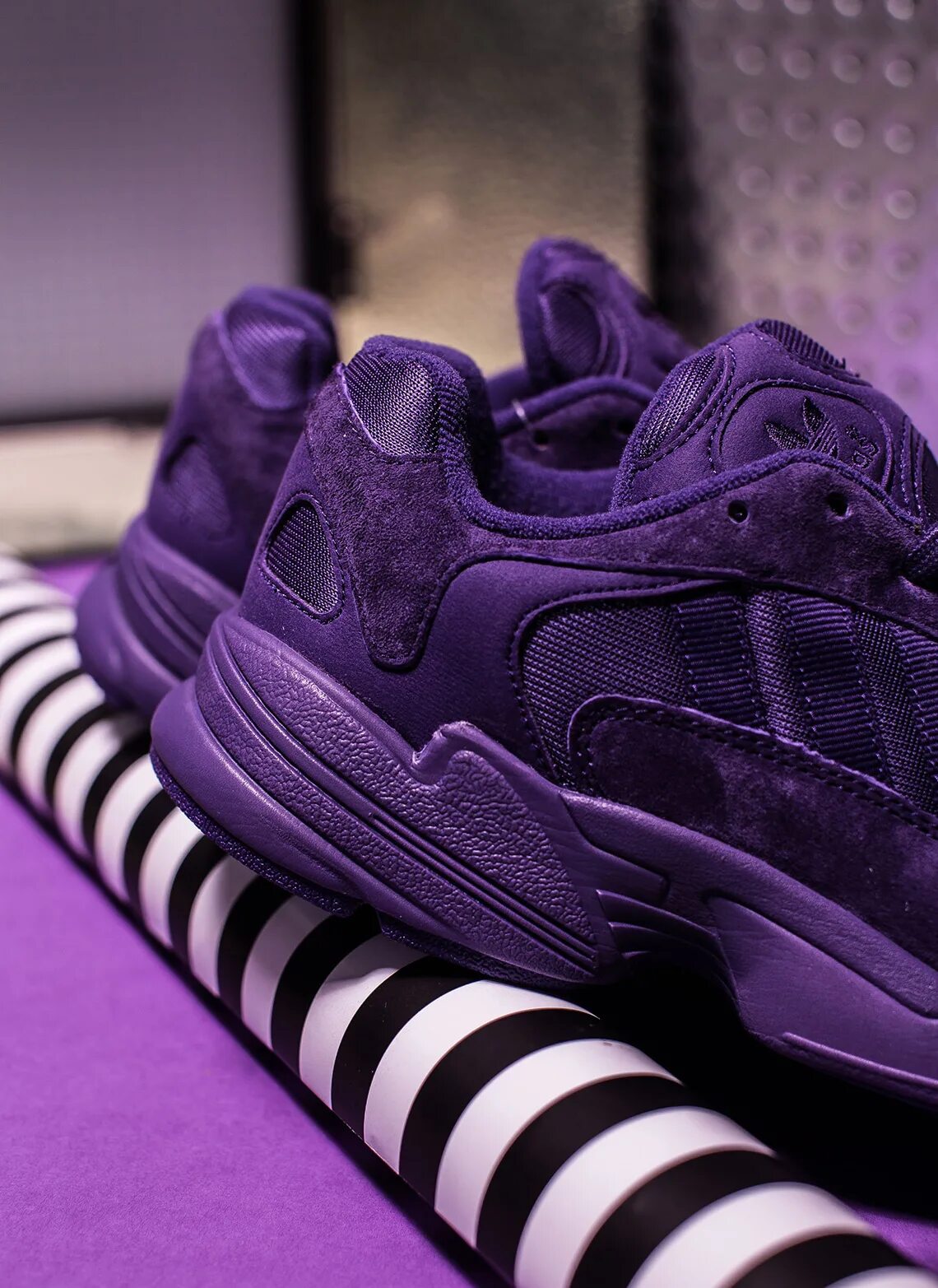 Adidas Yung 1 Purple. Adidas young 1 фиолетовые. Adidas Deluxe Purple. Adidas yang 1 Triple Purple. Кроссовки адидас с нитками