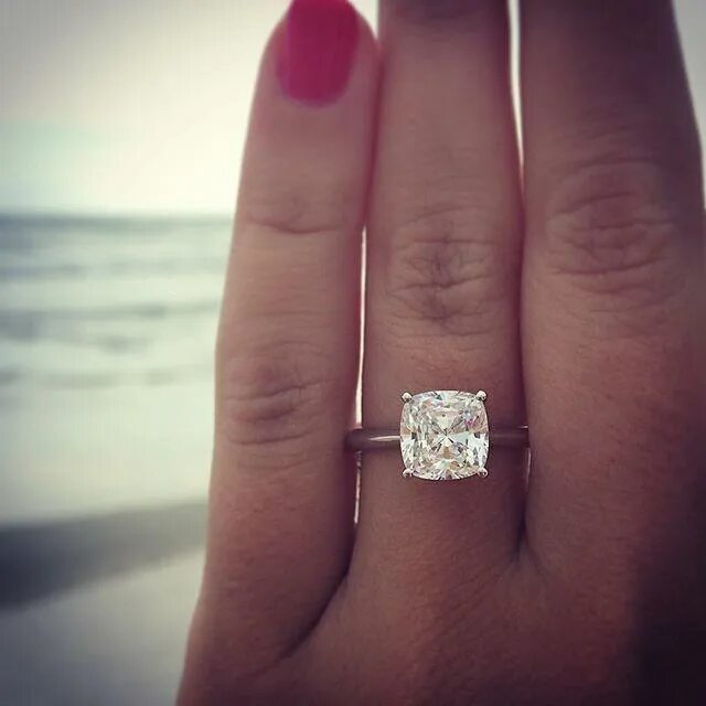 помолвочное кольцо с квадратным камнем