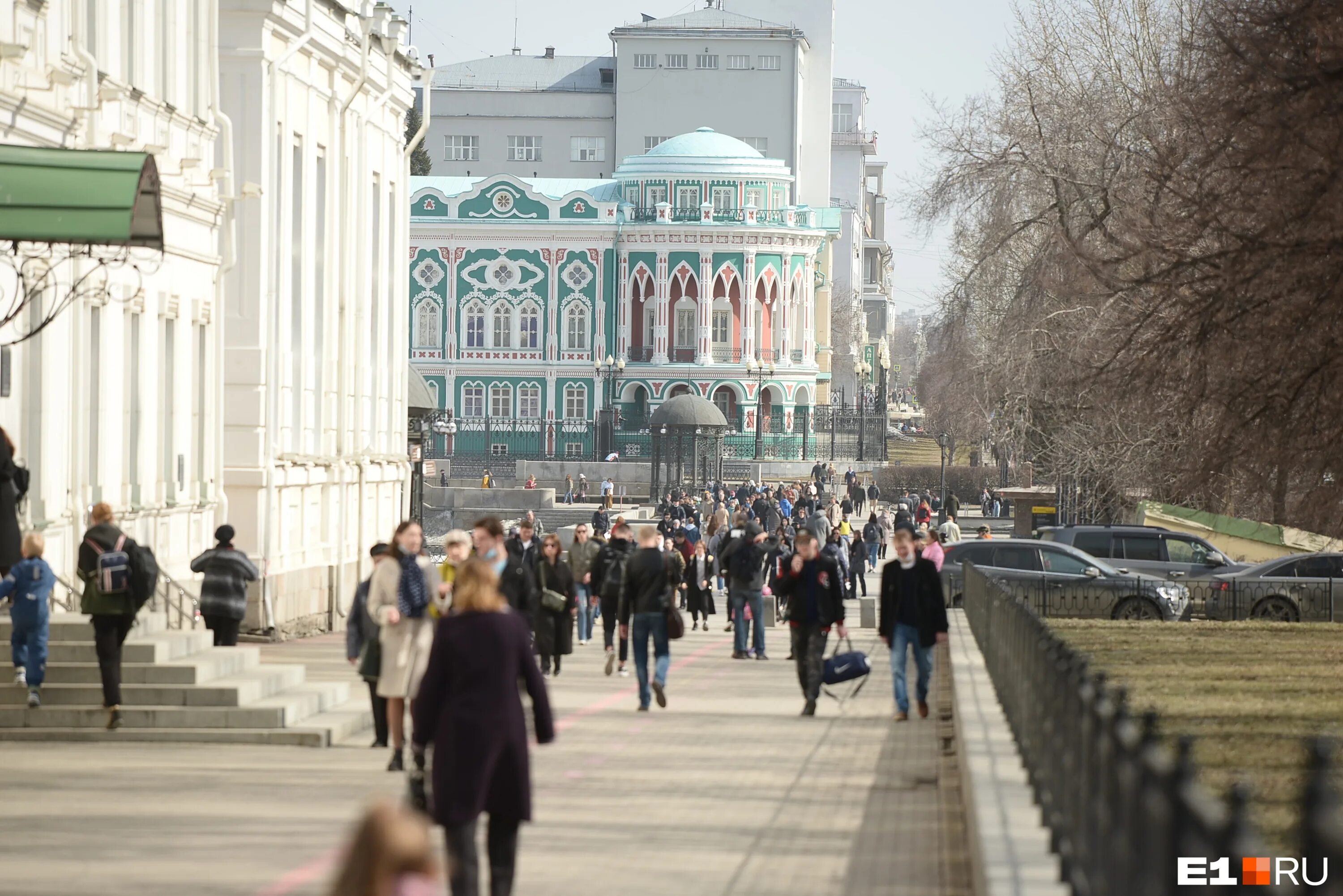 В екатеринбурге потеплеет. Городской пруд дом Севастьянова Плотинка Екатеринбург. Климат ЕКБ. Екатеринбург лето 2021. Екатеринбург Плотинка лето 2021 год.