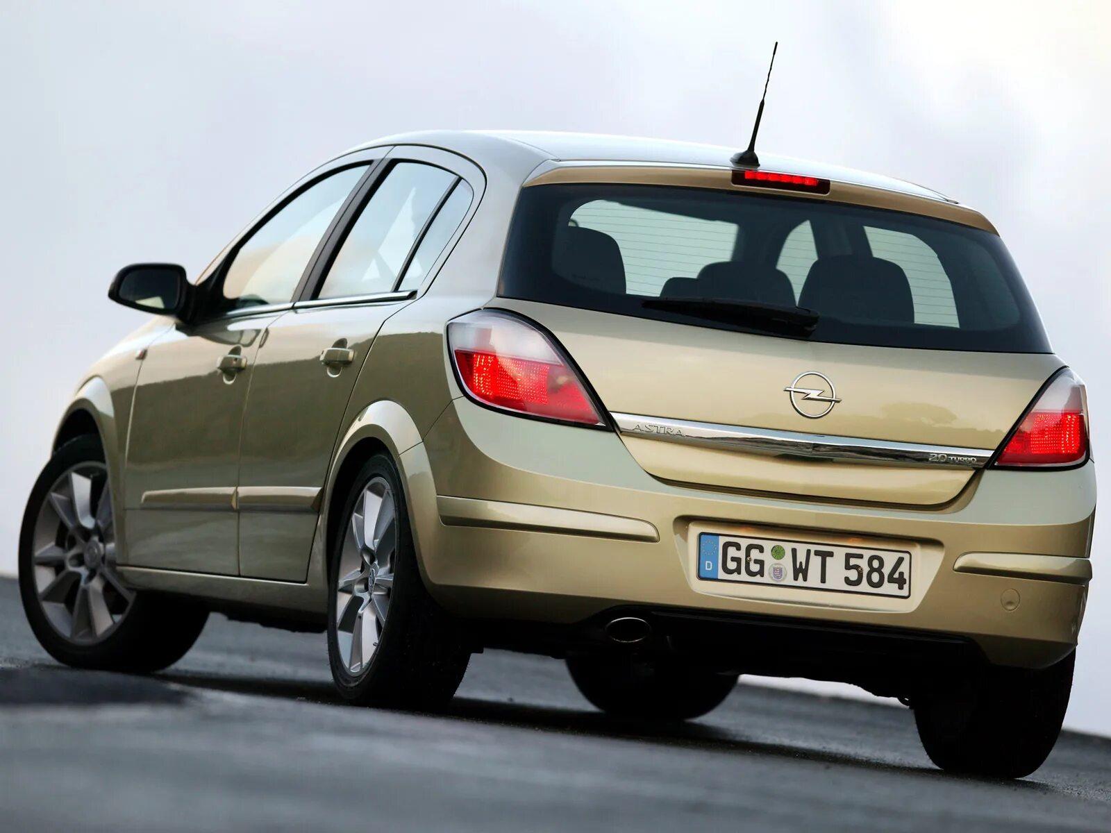 Кипит опель. Opel Astra 2004. Opel Astra h 2004 1.6 5. Opel Astra 2004 хэтчбек.