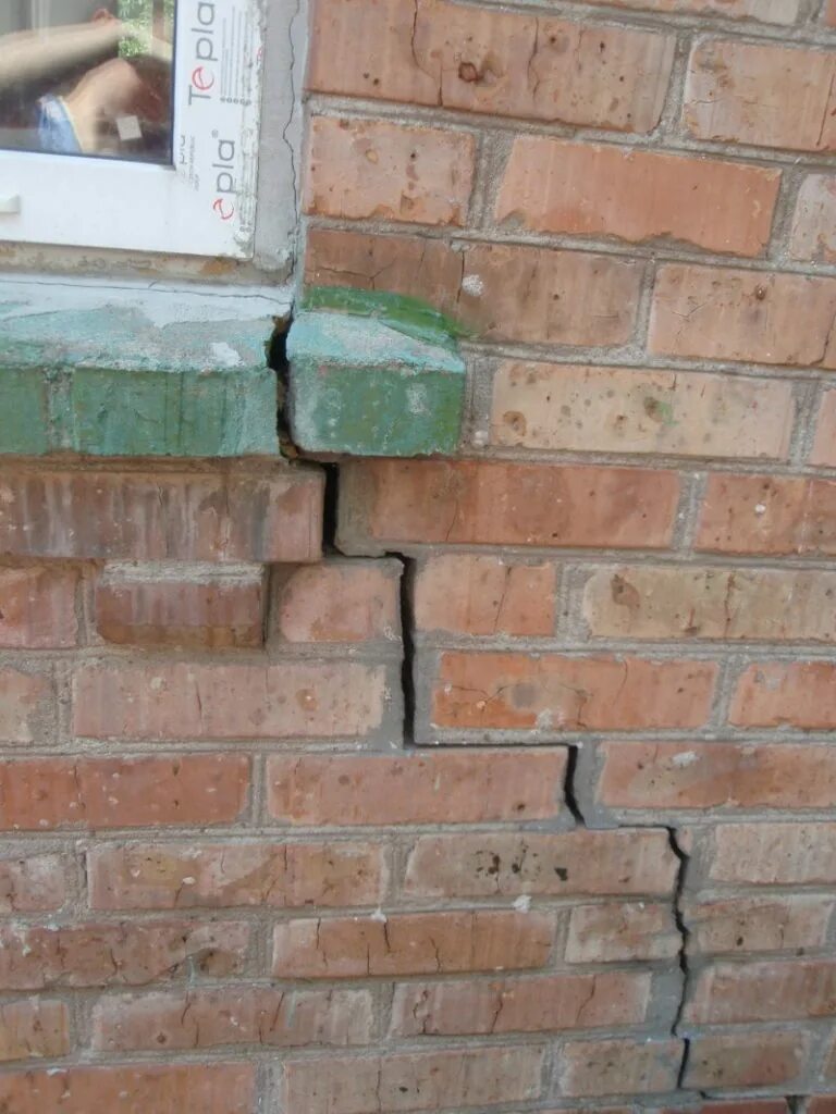 Пошла трещина по стене. Трещина в кирпичной стене. Трещины в кирпичном доме. Трещина в стене кирпичного дома. Трещины в кирпиче.