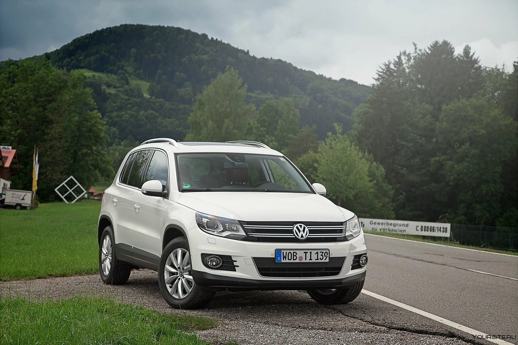 Машина volkswagen tiguan. Фольксваген Тигуан белый. Фольксваген Тигуан 2012 белый. Volkswagen Tiguan 2010 White. Volkswagen белый Тигуан.