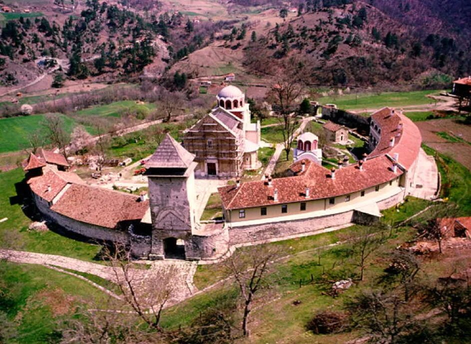 Самый крупный монастырь в европе. Монастырь Студеница. Монастырь Манасия Сербия. Монастырь Джунис Сербия. Монастырь Манасия,Деспотовац,Сербия.