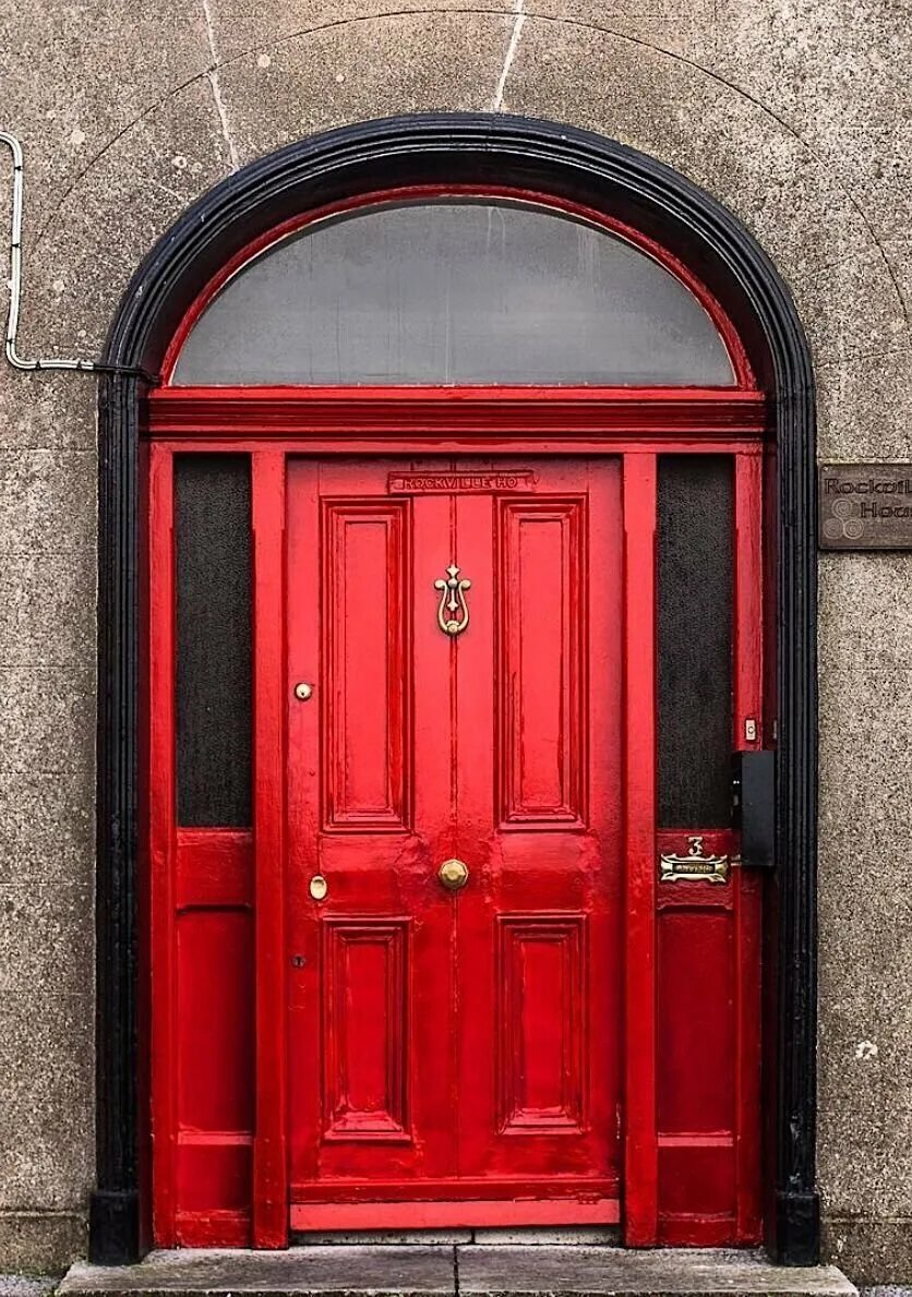 Красная входная дверь. Красивые двери. Красная деревянная дверь. Старая входная дверь.