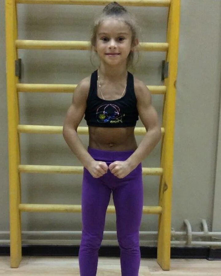 Выступление гимнастов в тихорецке в пятницу. Мускулы у детей. Накаченные девочки 14. Сильно юные. Вешенки юбилей шолохова выступление гимнасток 2005.