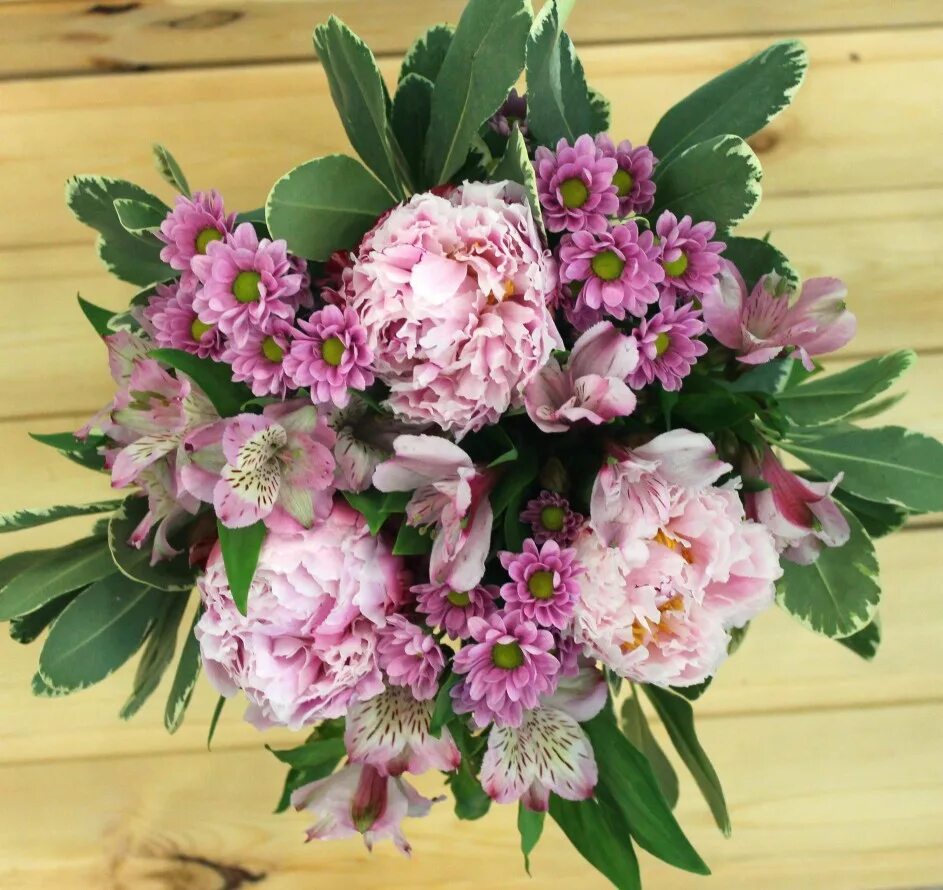 букет пионы альстромерия и хризантема. пионы и герберы. букет из пионов и хризантем. альстромерия с пионами. хризантема одноголовая пионовидная.