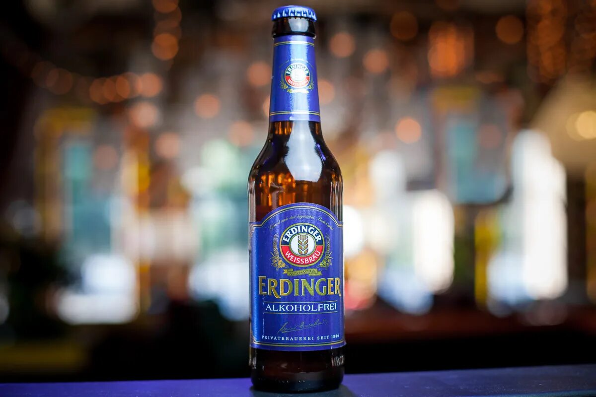 Безалкогольное пиво купить в москве. Erdinger пиво безалкогольное. Erdinger Weissbier безалкогольное. Erdinger пшеничное безалкогольное пиво. Пиво Эрдингер нефильтрованное.