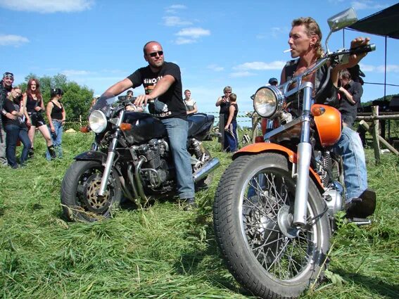 байкерский слет. фестиваль байкеров. байкерский слет в малоярославце 2004. байк слет. мотоциклетный фестиваль.