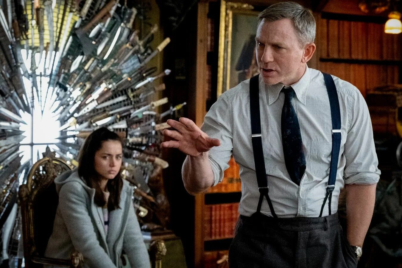 На ножах фильм. Достать ножи 2: стеклянная луковица (2022). Ножи для кухни. Достать ножи. Интерьеры из фильма достать ножи.